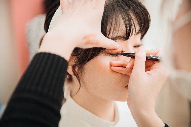 Jak zrobić kreskę eyelinerem?